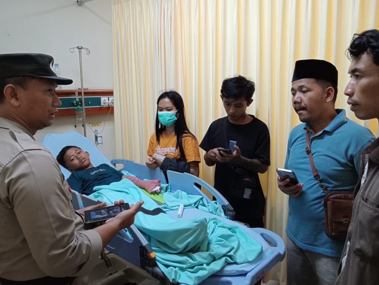 Bocah berusia 12 tahun di Sleman saat mendapatkan perawatan medis karena terkena ledakan petasan Sabtu (22/3)
