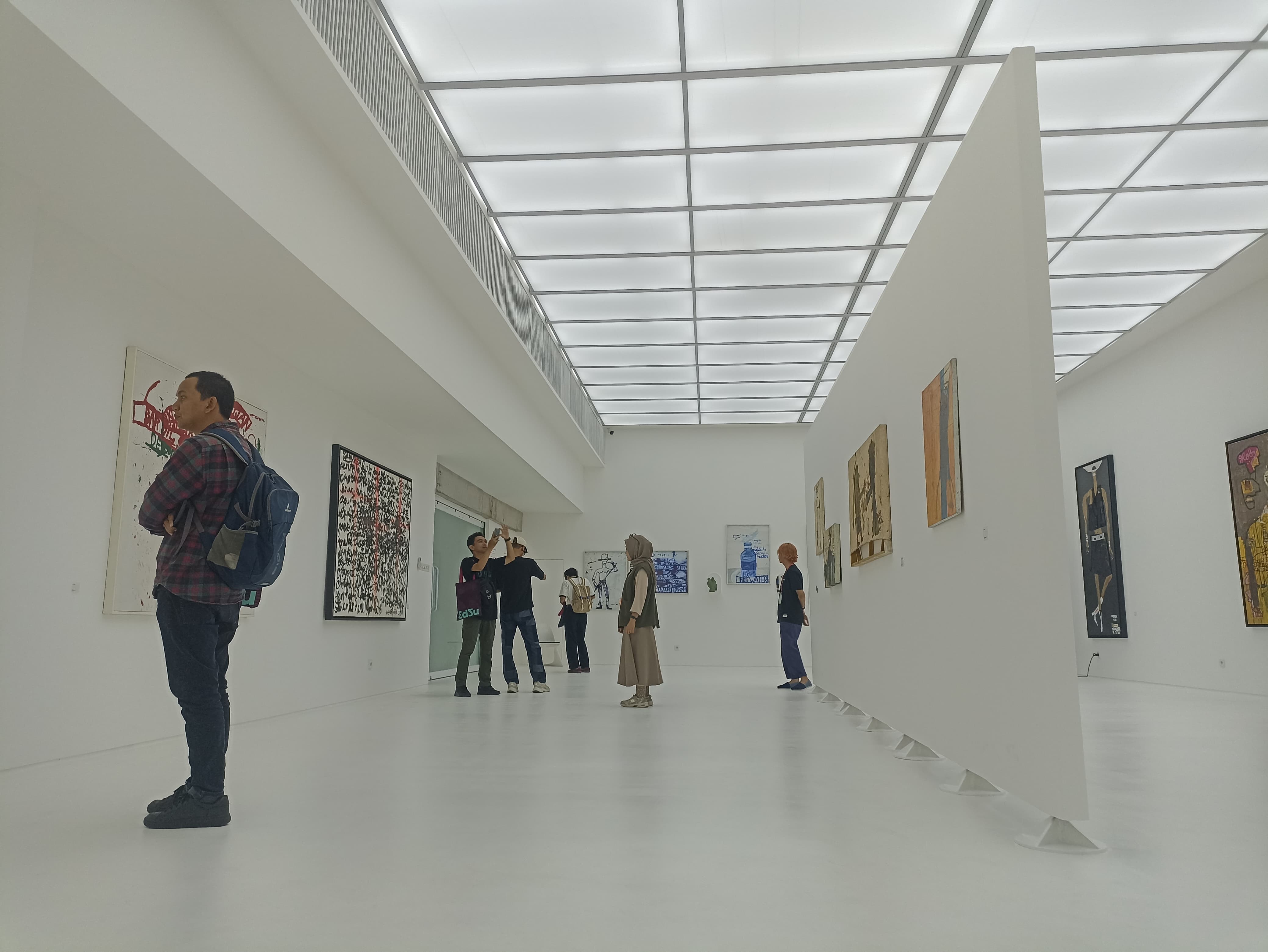 Foto: Pengunjung mengamati karya yang dipamerkan dalam pameran perjalanan artistik Bob Sick di Galeri Seni EDSU House, Kamis (20/3/2025).