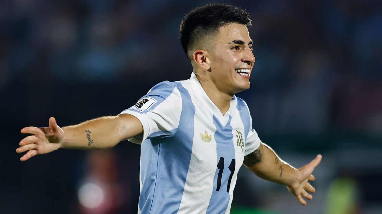 Selebrasi Thiago Almada setelah mencetak gol kemenangan Argentina atas Uruguay