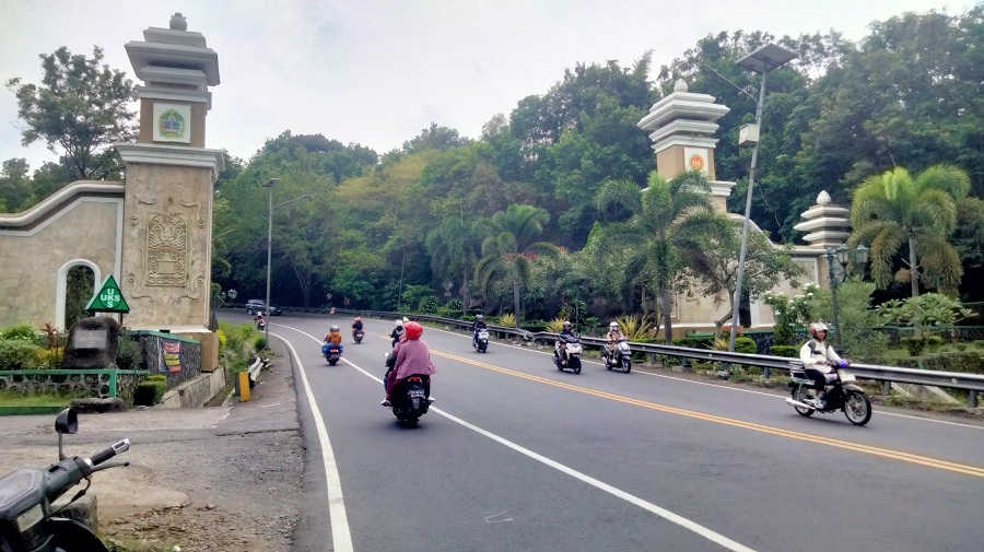 Arus lalu lintas di Jalan Yogyakarta - Wonosari, Patuk, Gunungkidul.