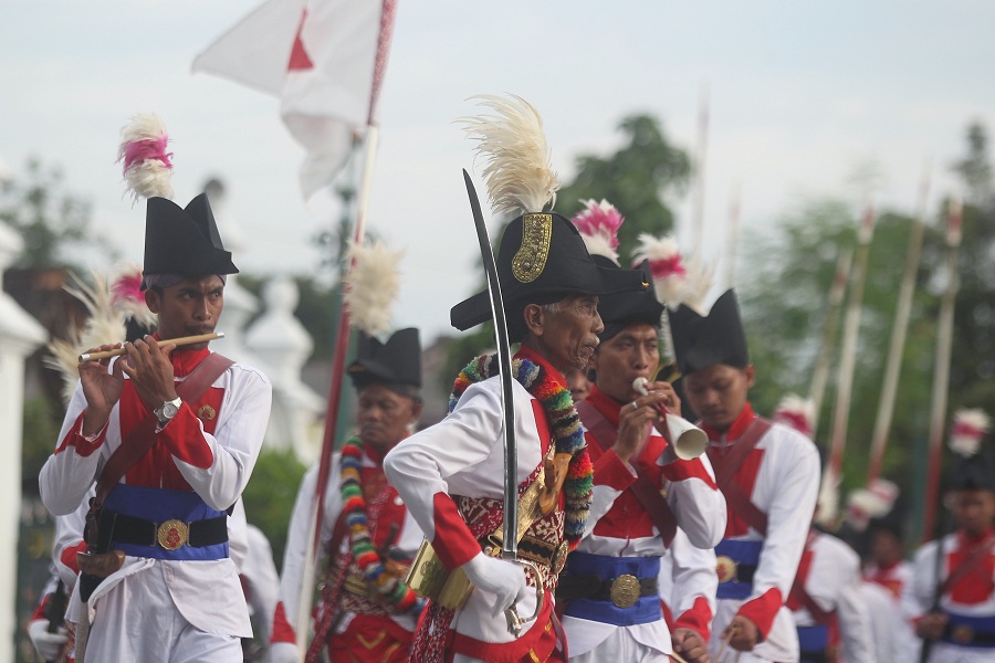 rajurit Keraton Jogja mengikuti gladi resik di kompleks Keraton Jogja, kemarin (25/6). Kegiatan yang diikuti ratusan prajurit tersebut sebagai persiapan pelaksanaan tradisi Grebeg Syawal pada 31 Maret