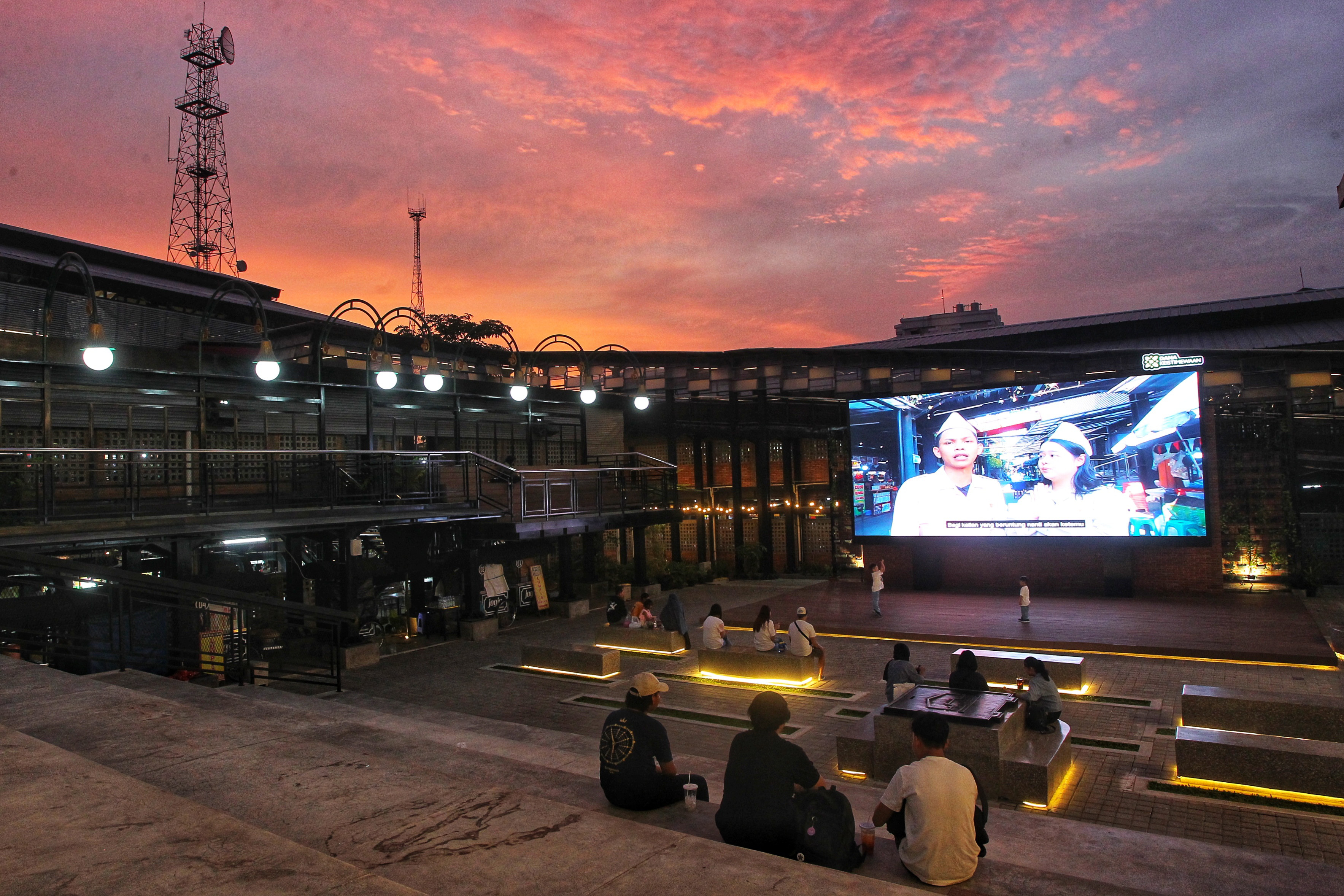 Pengunjung menikmati suasana sore hari di Teras Malioboro sisi Beskalan, Kota Jogja, kemarin (23/3).