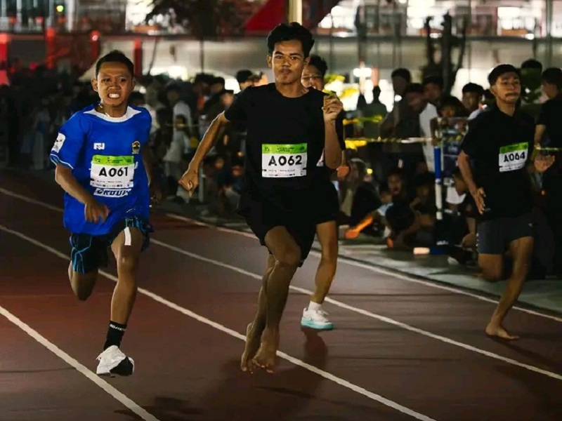 BERADU KECEPATAN : Masyarakat antusias ikut ajang balap lari di Alun-alun Pancasila Kebumen. Kegiatan ini diinisiasi sebagai wadah para remaja untuk menyalurkan hal positif di Bulan Ramadan.