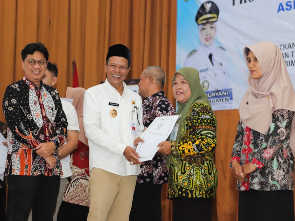 Wakil Bupati Kebumen Zaeni Miftah menyerahkan surat keputusan terkait redistribusi guru saat peluncuran Program ASN Nyaman, Terampil dan Inovatif di Gedung Setda, Sabtu (22/3).