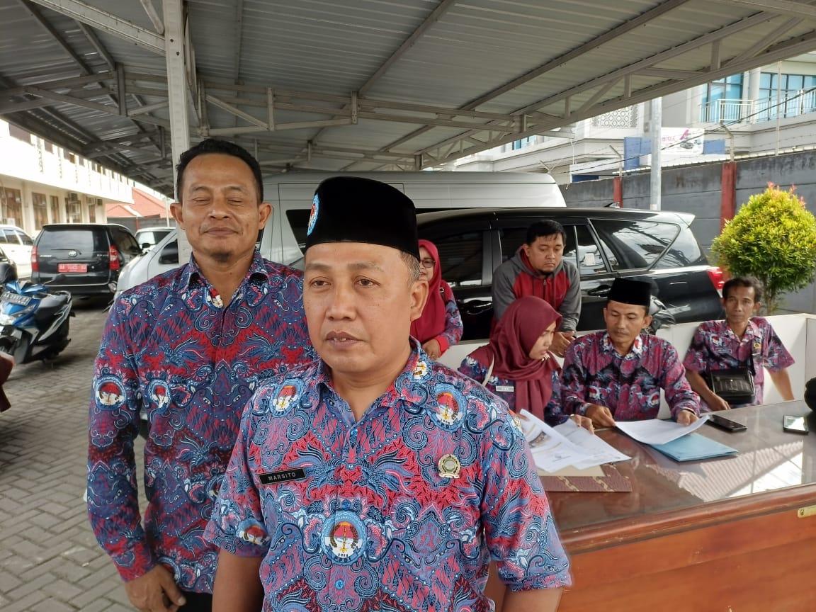 Perwakilan perangkat desa yang tergabung dalam PPDI Kebumen berkumpul sebelum menyatakan aspirasi terkait Tunjangan Hari Raya (THR) di gedung DPRD Kebumen.