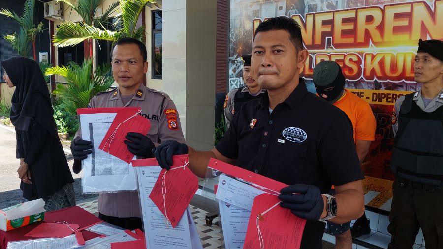 PENIPUAN: Personel Polres Kulon Progo menunjukkan barang bukti surat perjanjian.