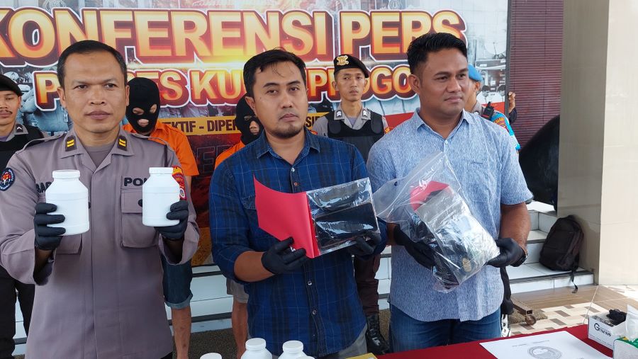 PEREDARAN: Personel Kepolisian menunjukkan barang bukti Pil Sapi.