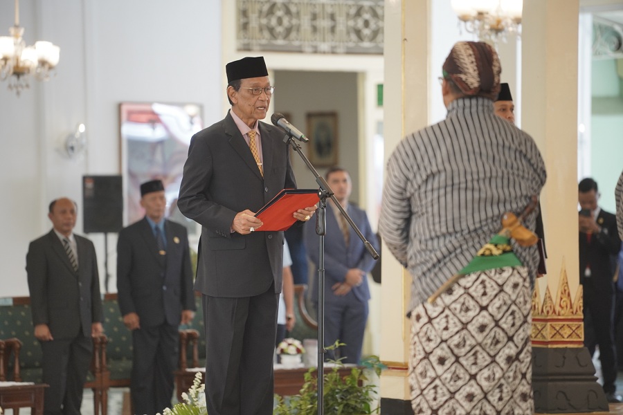 Pengurus Paguyuban Lurah dan Pamong Kalurahan Nayantaka resmi dikukuhkan langsung oleh Gubernur DIJ Hamengku Buwono X di Bangsal Kepatihan, Kompleks Kepatihan(, Jogja, Senin (24/3/2025)