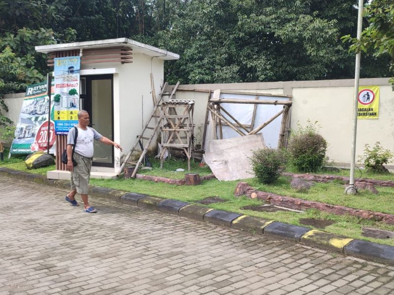 CEK TKP: Ketua RT setempat Jarwoko  menunjukkan lokasi dugaan penganiayaan dengan sajam di Rayyan Residence Bondowoso, Mertoyudan, Senin (24/3).
