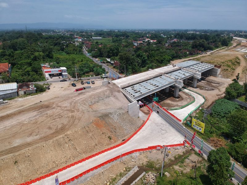 Foto udara kendaraan keluar di exit Tol fungsional Tamanmartani, Kalasan, Sleman, kemarin (24/3). Exit Tol Tamanmartani dibuka secara fungsional guna mengurangi kemacetan jelang arus mudik Lebaran