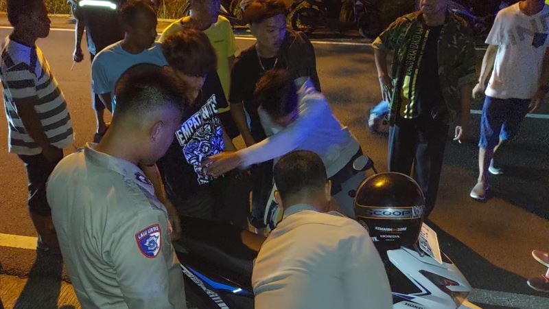 PEMERIKSAAN: Personel Polsek Panjatan memeriksa dua pemuda.