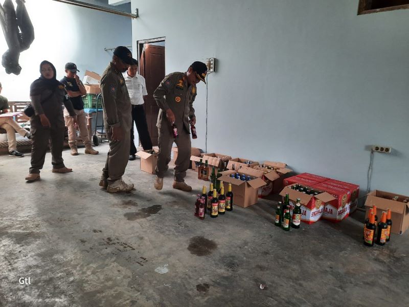 RAZIA: Personel Satpol PP Kulon Progo mengamankan ratusan botol miras.&nbsp;
