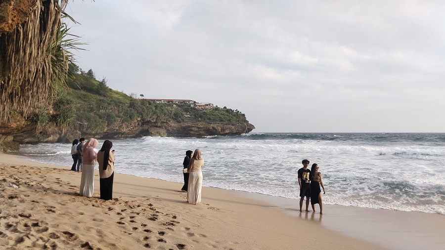 Aktivitas wisatawan di Pantai Midodaren, Kalurahan Kanigoro, Saptosari, Gunungkidul.&nbsp;