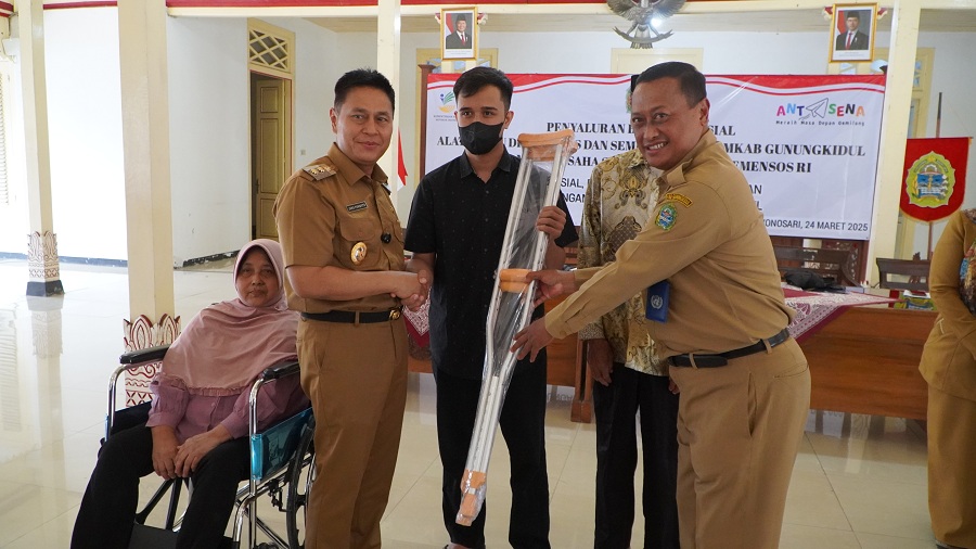 Permberian alat bantu disabilitas di Bangsal Sewoko Projop, Wonosari, Gunungkidul, Senin (24/3/2025).