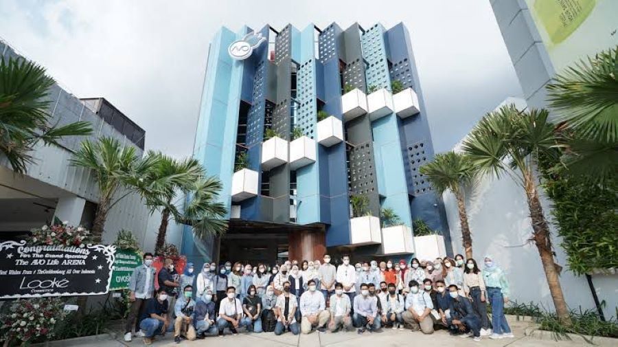 Keterangan Para karyawan Avo Innovation Technology saat berfoto bersama