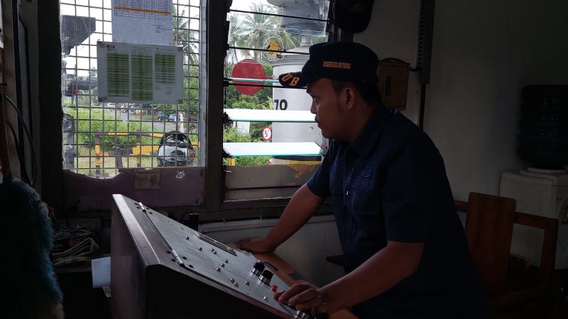 PASTIKAN AMAN: Ferry Gunawan  merupakan PJL yang ditempatkan di perlintasan 678 Cekelan, Kalurahan Karangsari, Pengasih.