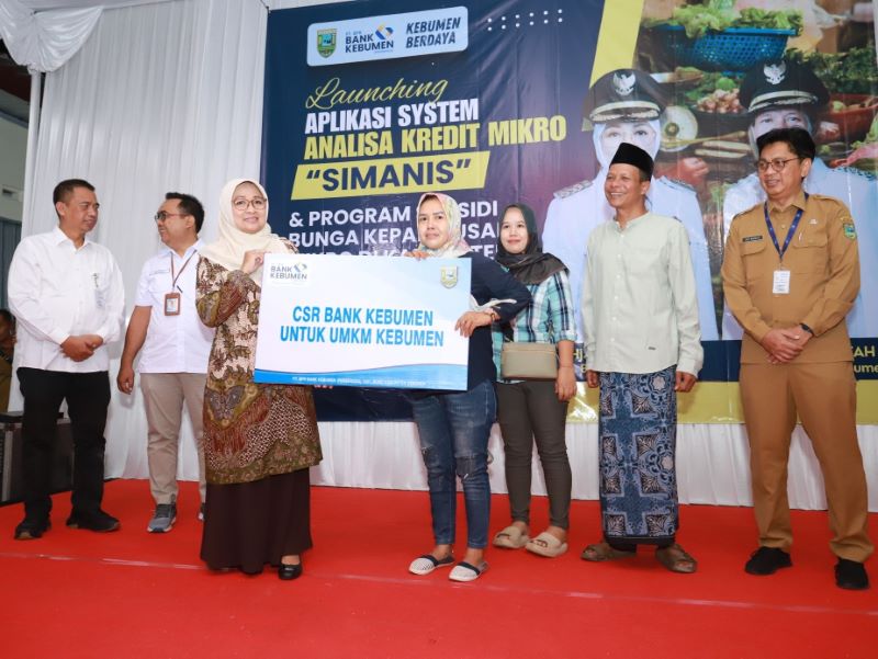 PEDULI UMKM: Bupati Kebumen Lilis Nuryani secara simbolis menyerahkan bantuan kepada pelaku usaha mikro di Pasar Rakyat Pasar Pagi Kebumen Senin (24/3).