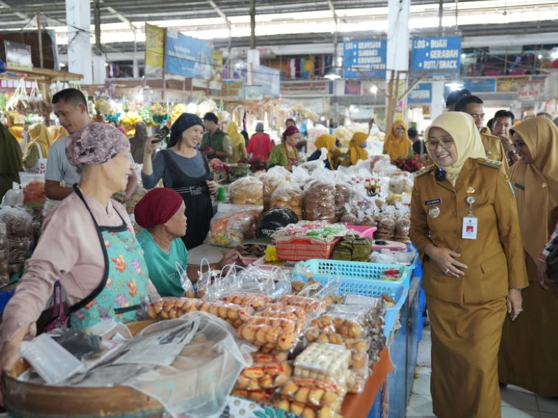 BELANJA KEBUTUHAN: Bupati Kebumen Lilis Nuryani memimpin gerakan belanja di pasar tradisional. Lilis bersama rombongan berkesempatan belanja di Pasar Tumenggungan.