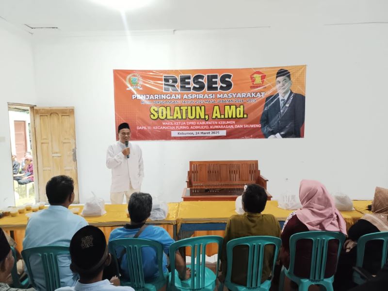 KERJA LUAR KANTOR: Wakil Ketua DPRD Kebumen Solatun menggelar reses atau serap aspirasi di Desa Banjareja, Kecamatan Puring.