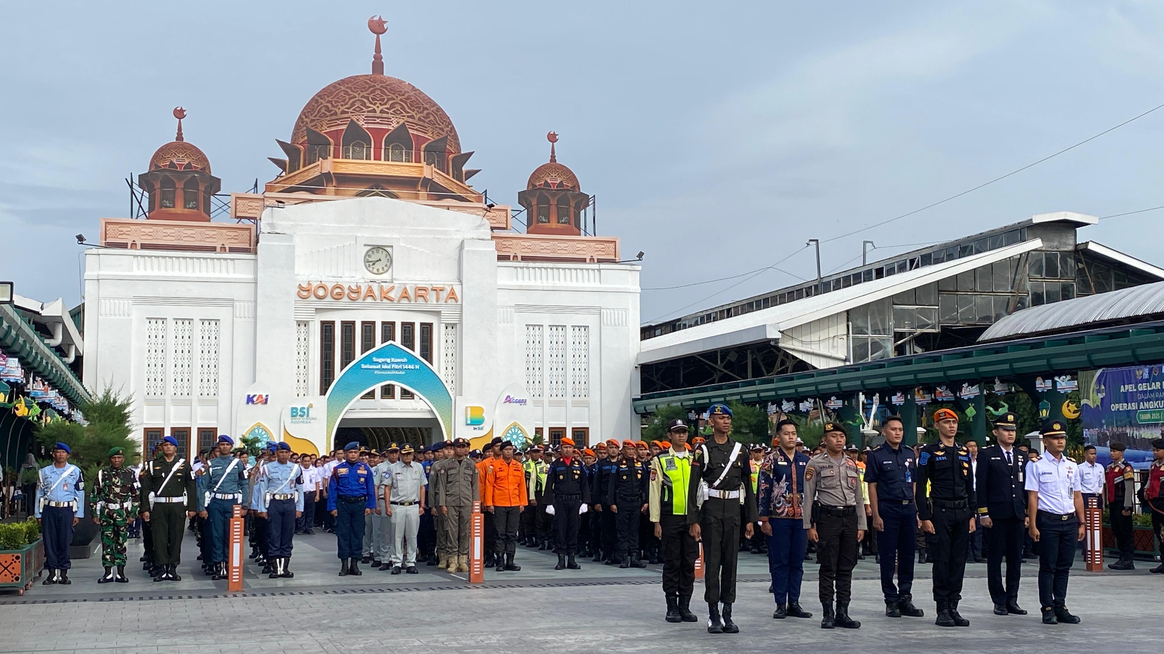 Apel Gelar Pasukan Posko Angkutan Lebaran yang diselenggarakan KAI Daop 6 Yogyakarta di Halaman Timur Stasiun Tugu, Senin (24/3/2025).