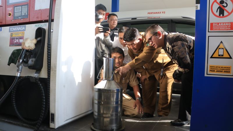 TERA ULANG: Bupati dan rombongan meninjau SPBU Temon.&nbsp;