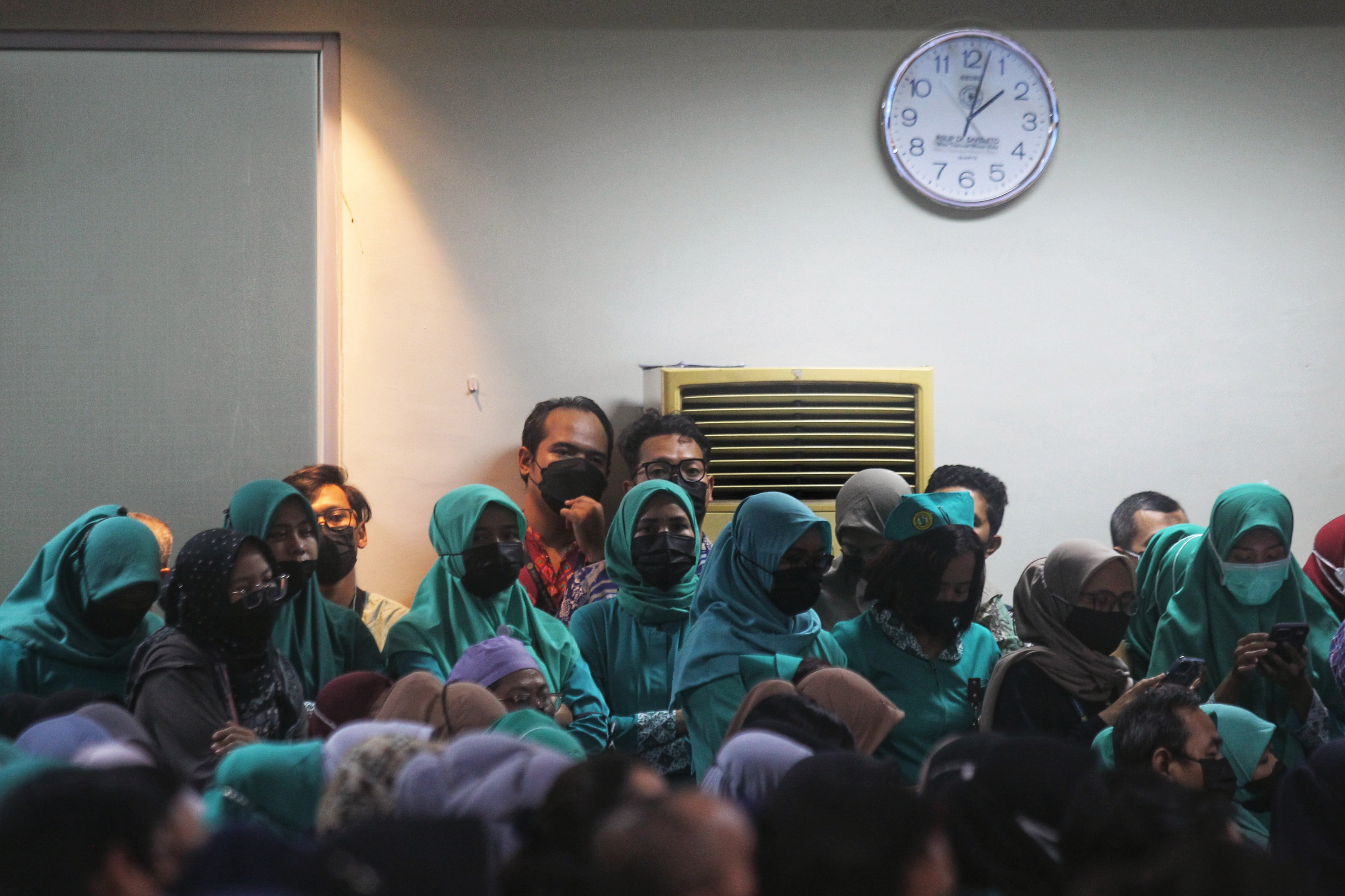 Ratusan tenaga kesehatan RSUP Dr Sardjito menggelar aksi sekaligus audiensi dengan jajaran direksi rumah sakit terkait THR yang mereka terima hanya 30 persen, Sleman, kemarin (25/3)