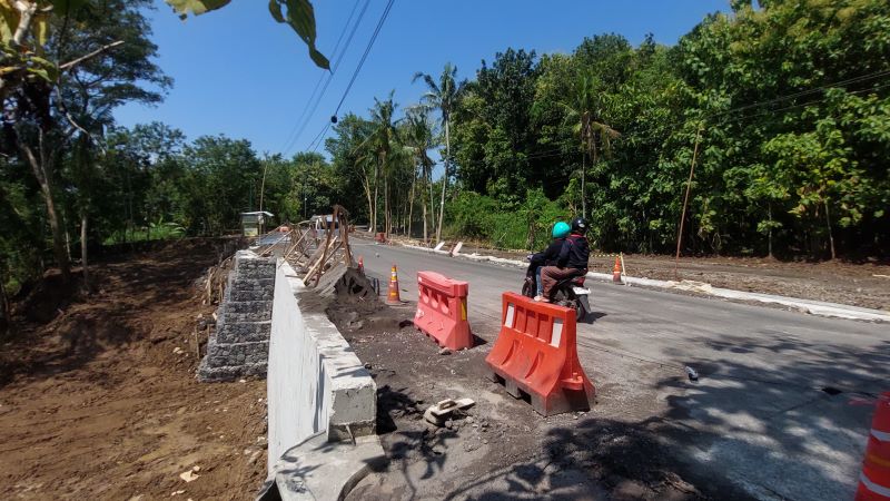 SELESAI: Kondisi terbaru Jalan Sentolo-Nanggulan setelah perbaikan talud.