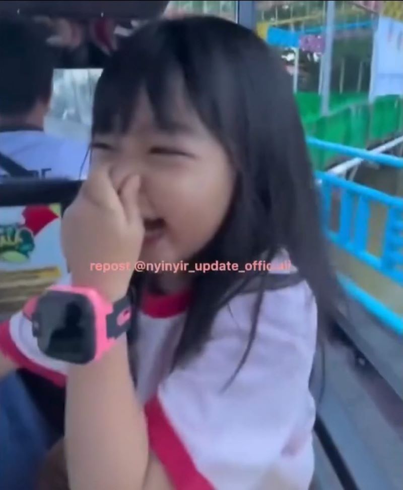 Arra menutup hidungnya saat menaiki Delman (repost dari )