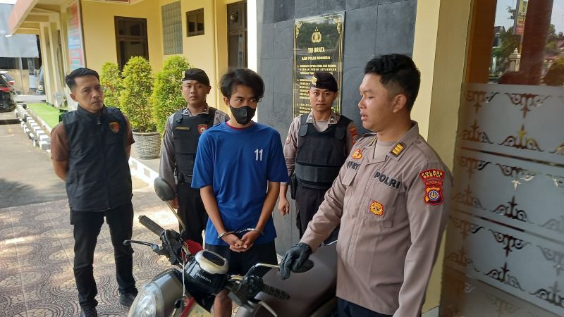 Muhammad Rafy Ramadhan saat dihadirkan di Mapolres Bantul, Selasa (25/3/2025). Polisi pun menghadirkan barang bukti motor Scoopy milik korban.