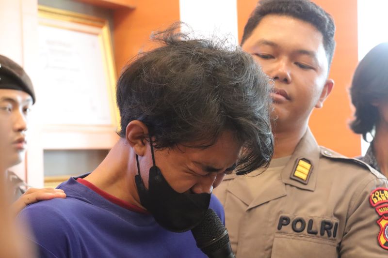 Tampang Muhammad Rafy Ramadhan nangis sesenggukan saat dimintai keterangan awak media di Mapolres Bantul, Selasa (25/3/2025).