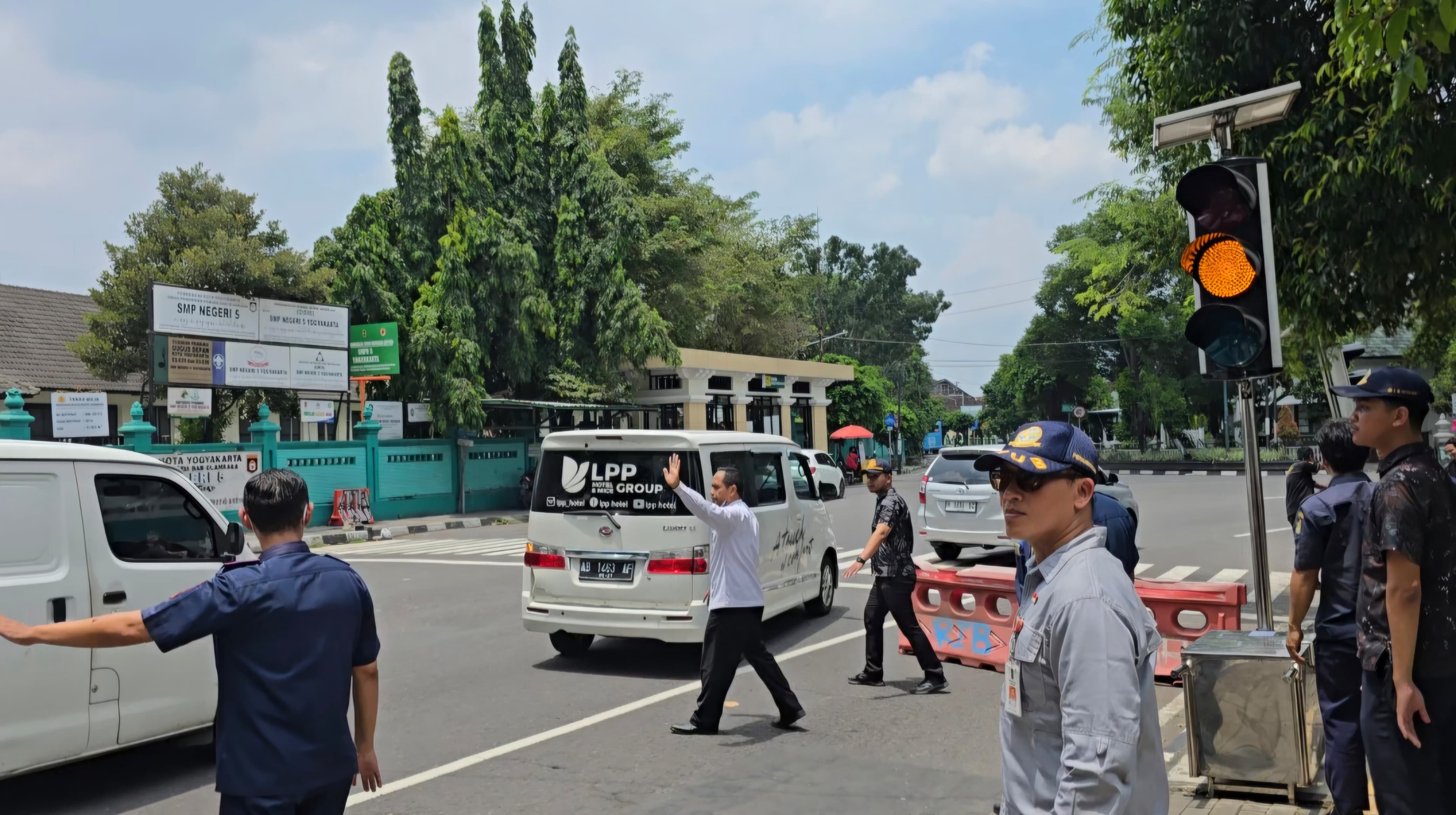 TERPASANG: Petugas gabungan dan Dishub Kota Jogja saat mulai memasang APILL portabel pada simpang SMPN 5 Kota Jogja di bundaran Stadion Kridosono pada Selasa (25/3/2025).