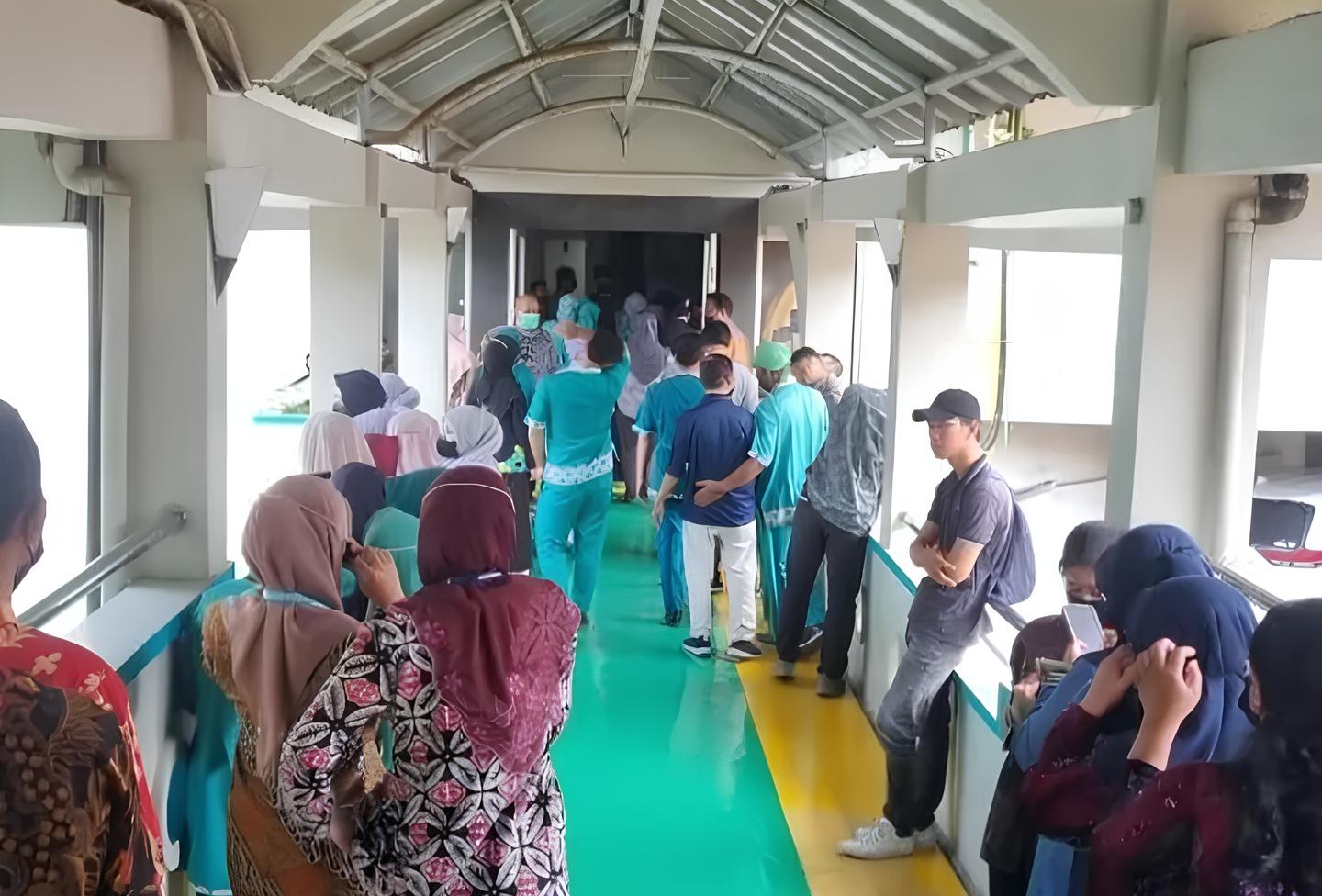 Masa aksi tenaga kesehatan menuntut transparansi keuangan dan THR. (sumber: Instagram @merapi_uncover)