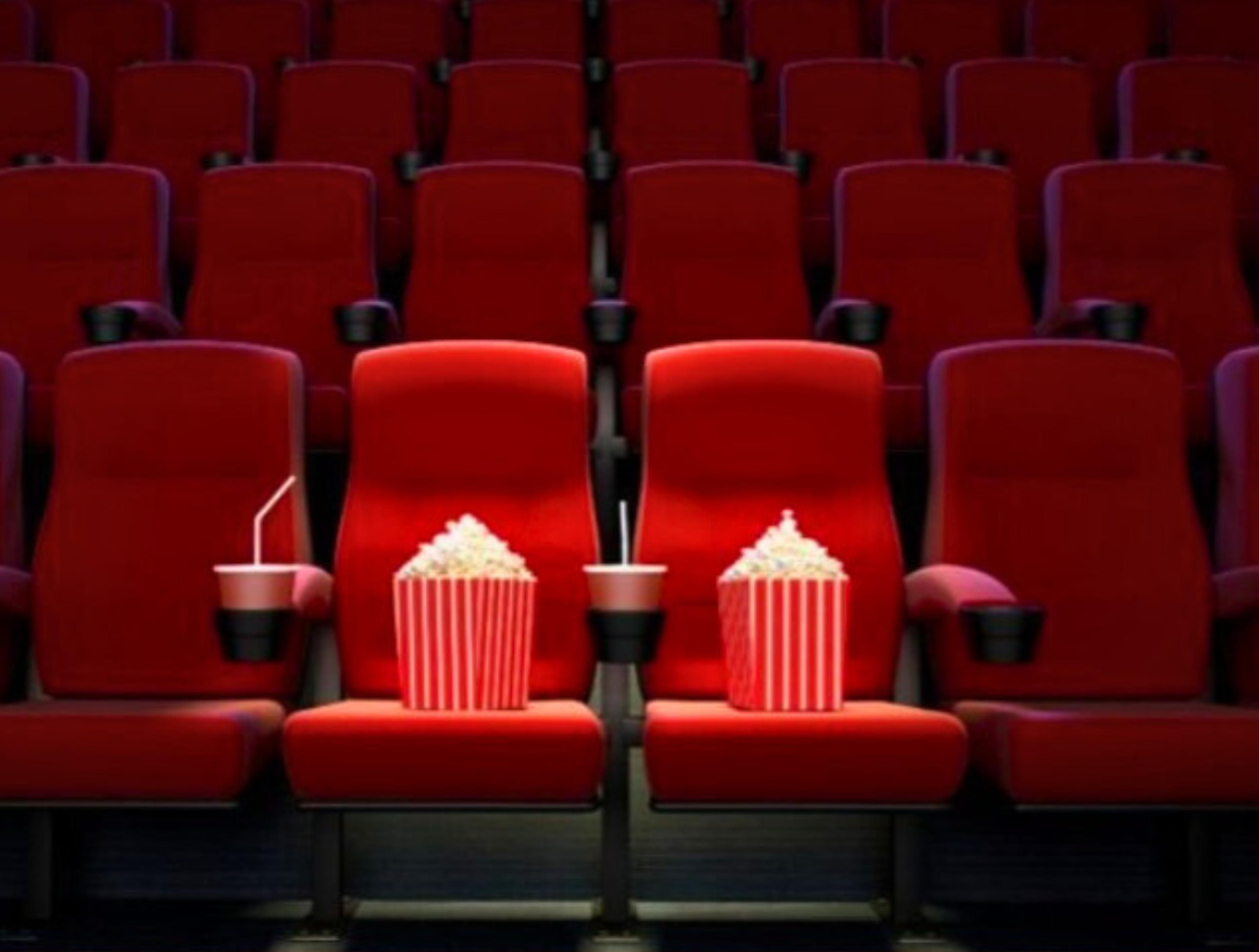 Kursi penonton di bioskop (sumber: Pinterest)