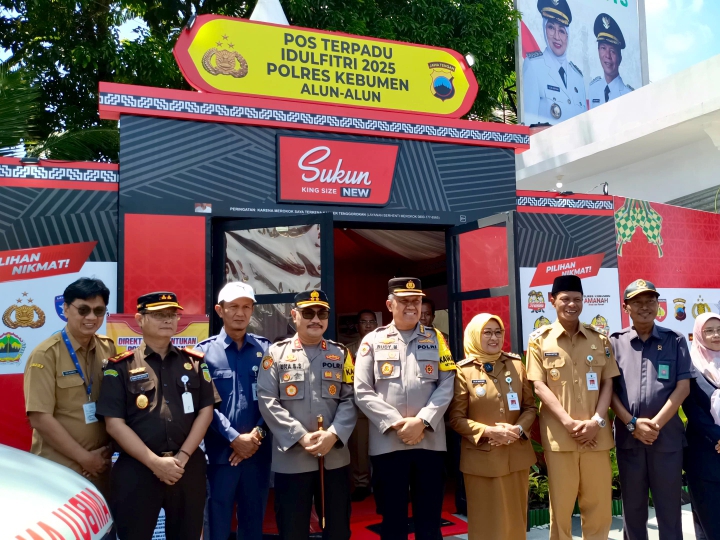 Kapolres Kebumen AKBP Eka Baasith bersama unsur pimpinan daerah meninjau kesiapan posko mudik terpadu.