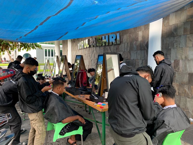 PERSIAPAN LEBARAN: Kegiatan potong rambut gratis yang diadakan Masjid Nurul