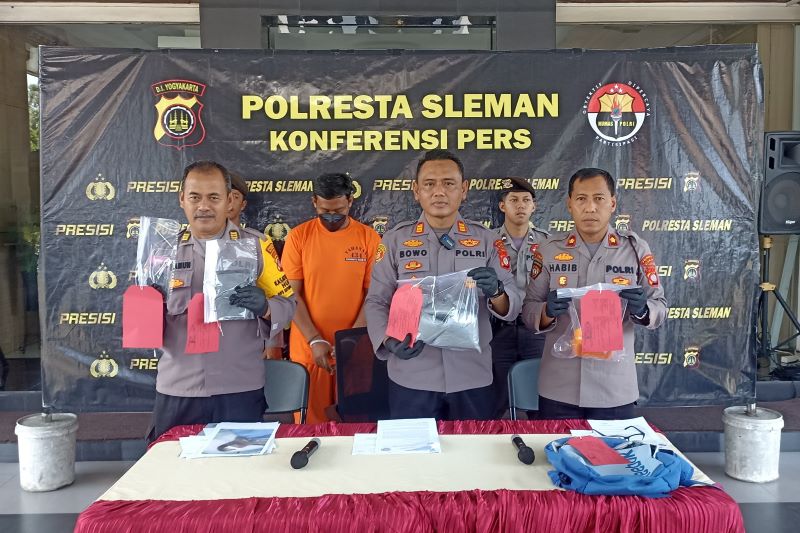 BARANG BUKTI: Polisi menunjukkan bubuk petasan di Mapolresta Sleman Selasa (25/3).