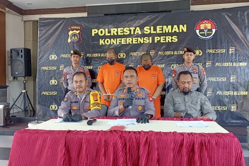 Polisi menghadirkan dua pelaku pencurian hewan ternak di Gamping, Sleman dalam jumpa pers di Mapolresta Sleman, Selasa (25/3/2025).