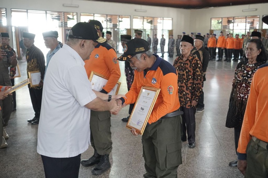 Wakil Gubernur DIJ KGPAA Paku Alam X saat memberikan piagam penghargaan kepada personel Satlinmas di Grha Wana Bhakti Yasa, Jogja Rabu (26/3/2025).