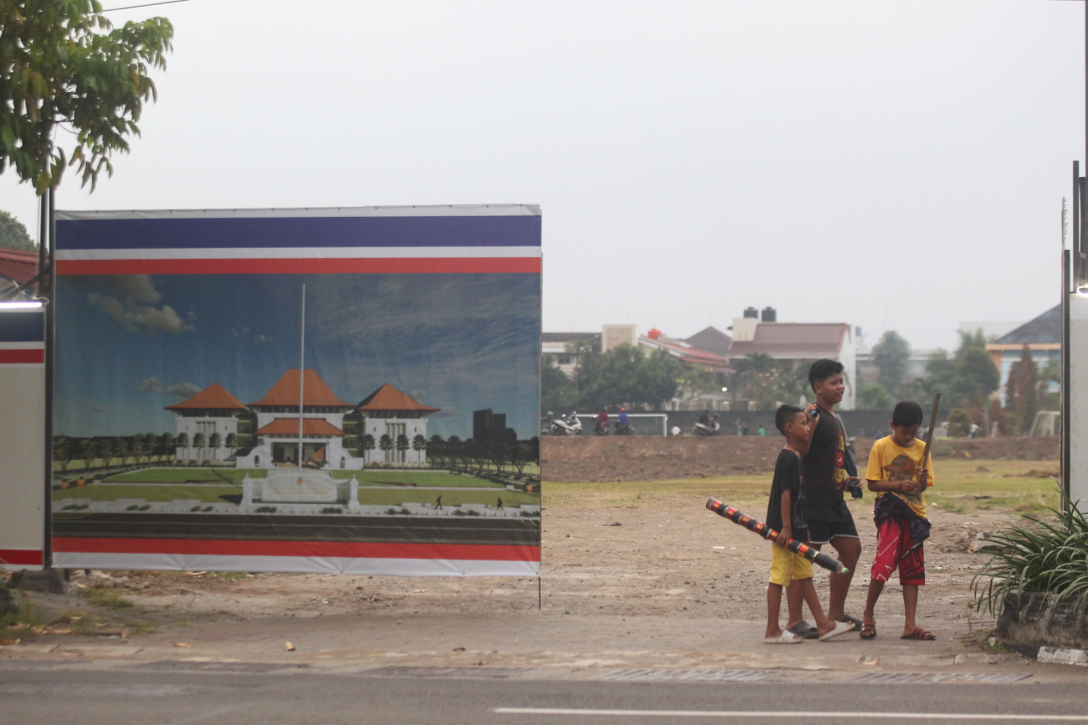 Warga melintas di depan lahan yang akan dijadikan proyek pembangunan gedung DPRD DIJ, di Jalan Kenari, Kota Jogja, kemarin (26/3).