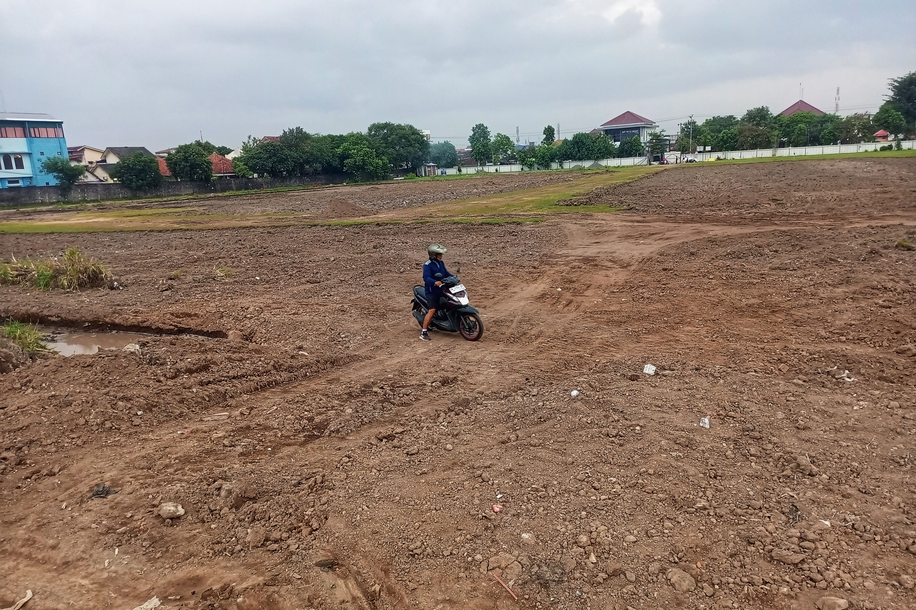 Warga melintas di depan lahan yang akan dijadikan proyek pembangunan gedung DPRD DIJ, di Jalan Kenari, Kota Jogja