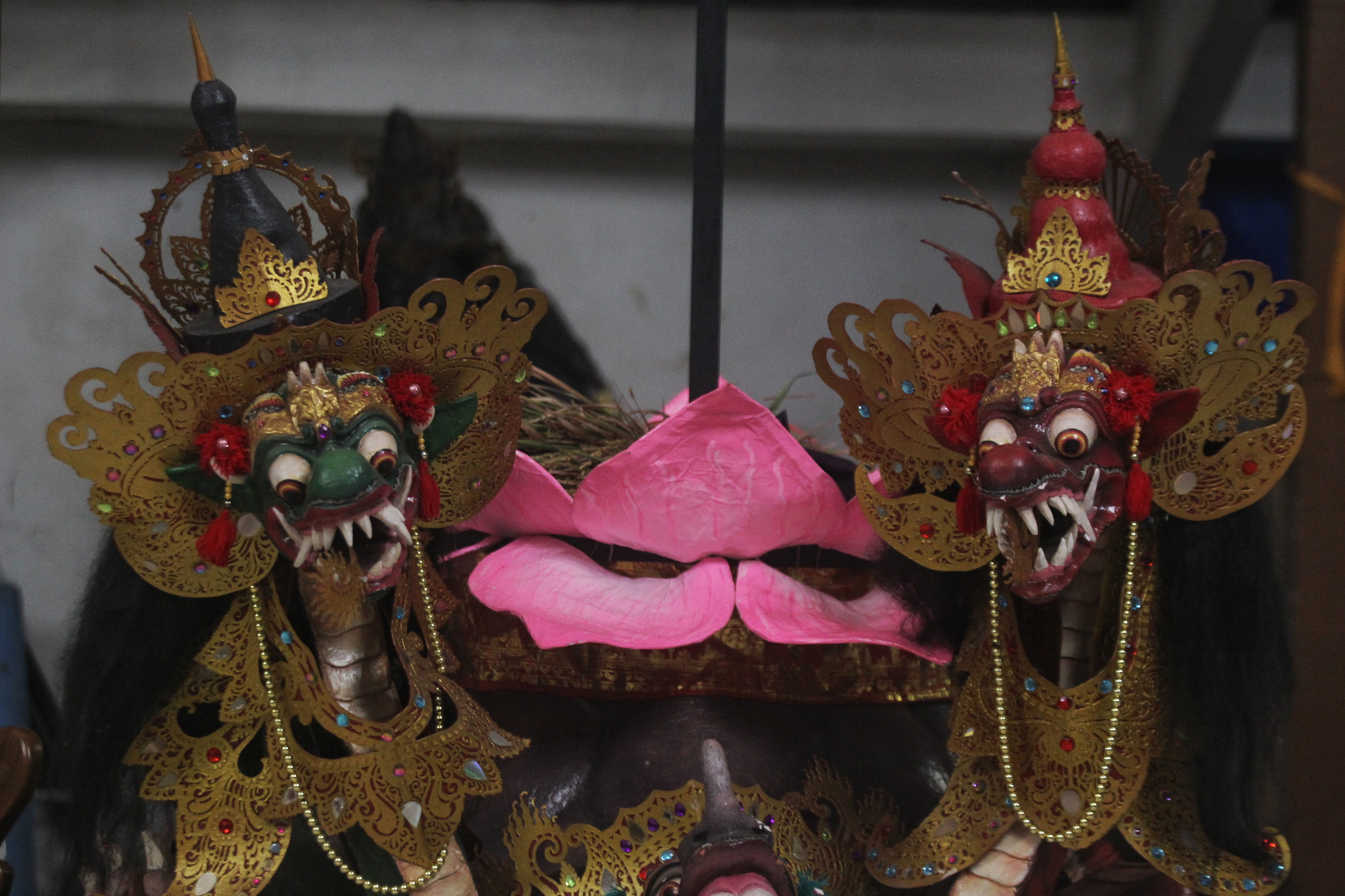 Anggota Keluarga Mahasiswa Hindu Dharma (KMHD) UNY menyiapkan ogoh-ogoh menjelang Hari Raya Nyepi di Pura Jagatnatha, Banguntapan, Bantul, Rabu (26/3).