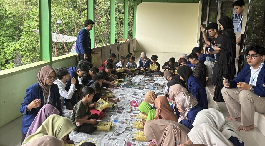 Para mahasiswa yang tergabung dalam BEM FEB UNY saat menjalankan program.