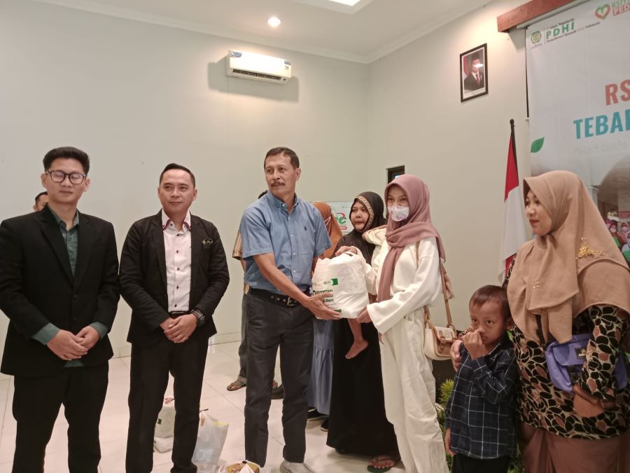 Penyerahan paket lebaran oleh RSIY PDHI Peduli, Selasa (25/3)