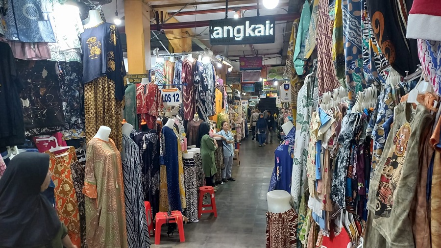 Kondisi Pasar Beringharjo jelang lebaran sepi kunjungan khususnya di bagian lorong pedagang pakaian, Rabu (26/3/2025).