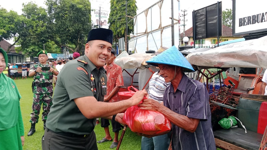 SIMBOLIS: Dandim 0706/Magelang Letkol Inf Jarot Susanto saat memberikan paket sembako kepada tukang becak, Rabu (26/3/2025).