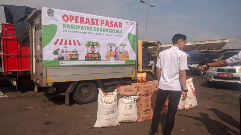 Pelaksanaan operasi pasar di Pasar Argosari, Wonosari, Gunungkidul, Rabu (12/3) lalu.