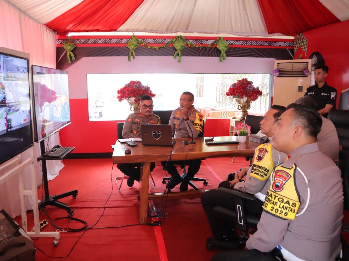 Wakapolda Jawa Tengah Kombespol Latif Usman mengecek kesiapan posko mudik terpadu di wilayah Kebumen.