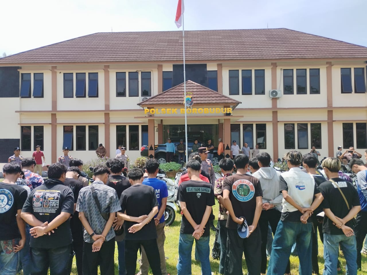 PENGARAHAN: Puluhan remaja diringkus polisi karena melakukan pesta miras dengan modus buka puasa bersama di Balkondes Wanurejo, Borobudur.