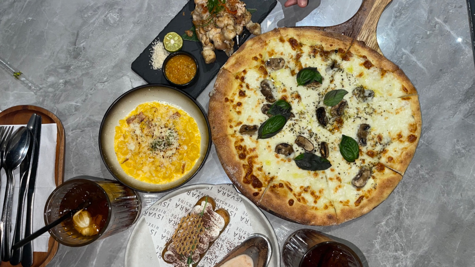 Sajian Mushroom Pizza, Au Lait Tiramissu dan Sate Taichan Daging di Isvara Riverside.  (Dok. pribadi Adinda Tyas)