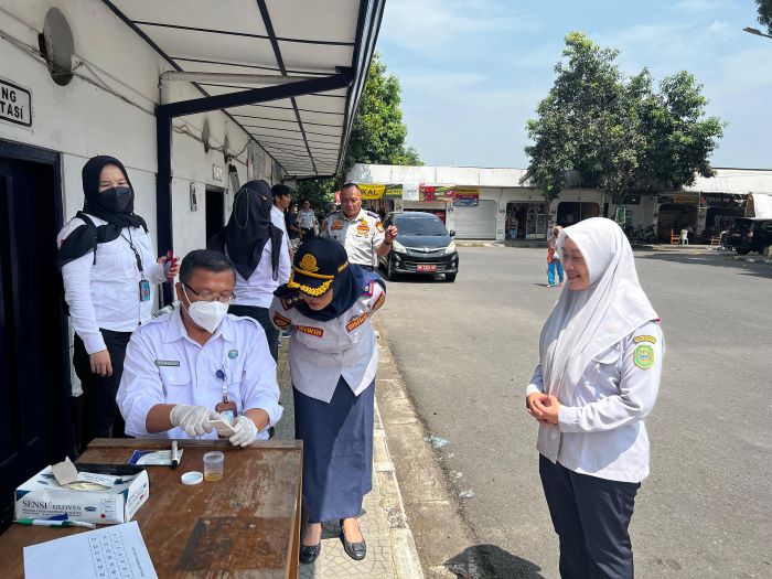 Pelaksanaan tes narkoba di Terminal Palbapang terhadap 20 kru angkutan, Rabu (26/3/2025).